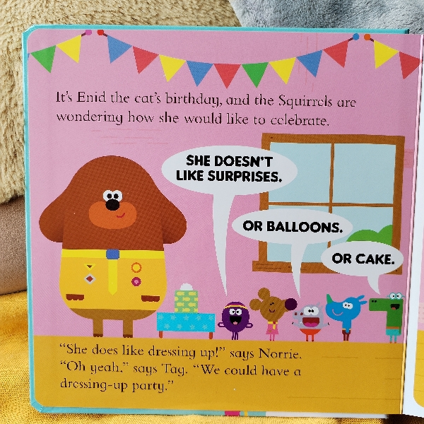 Hey Duggee: The Dressing Up Badge : A Lift-the-Flap Book - Image 2